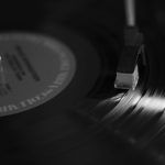 Hoy en día muchos djs continúan usando el vinilo como parte de su estilo musical.