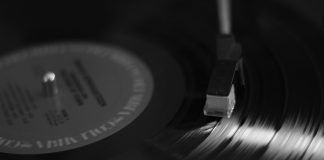 Hoy en día muchos djs continúan usando el vinilo como parte de su estilo musical.