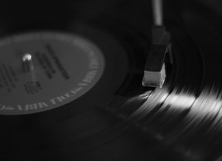 Hoy en día muchos djs continúan usando el vinilo como parte de su estilo musical.