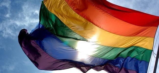 orgullo gay2 El orgullo; es complicado de dosificar y caracterizar, pero es sumamente necesario para sobrevivir a 10 intensos días de fiesta. Varios clubes y sitiales nocturnos de la ciudad de Madrid se preparan para recibir el mes de Julio el fastuoso festival del Orgullo Gay.