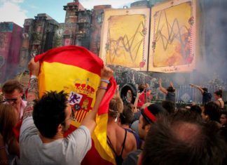 El Ministerio de Hacienda en España; ha confirmado el pasado 26 de Junio, a todos aquellos profesionales, empresarios y demás involucrados en la realización de espectáculos nocturnos; que aquellos que requieran de la presencia de DJs; pasarán a tributar un 10% posiblemente del 21%, que actualmente se estableció. Esto empezaría a regir; en cuanto aprueben el presupuesto pactado para el año en curso (2017). La disputa radica; principalmente debido a que muchos centros nocturnos no reivindican la labor de los DJs en su totalidad.