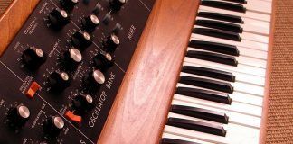 Minimoog Model D para iOS tiene la opción de tocar acordes con hasta cuatro notas a la vez.