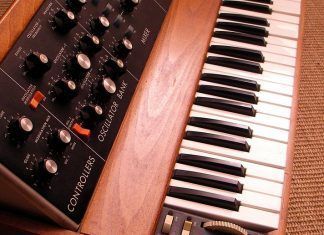 Minimoog Model D para iOS tiene la opción de tocar acordes con hasta cuatro notas a la vez.