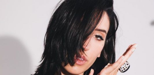 Elohim lanza su impresionante álbum debut