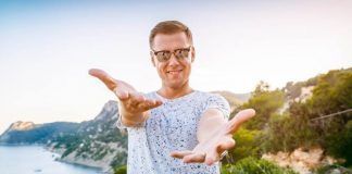 Armin van Buuren ofrecio un concierto a 60 metros de altura