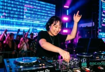 Mezclando beats y códigos: cómo los DJs reinventan la música moderna Cómo la tecnología y el código están transformando a los DJs en artistas completos